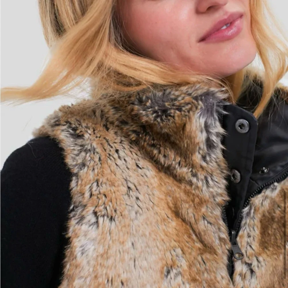 Tuckernuck Black Vest with Brown Fur Trim - Picture 6 of 9